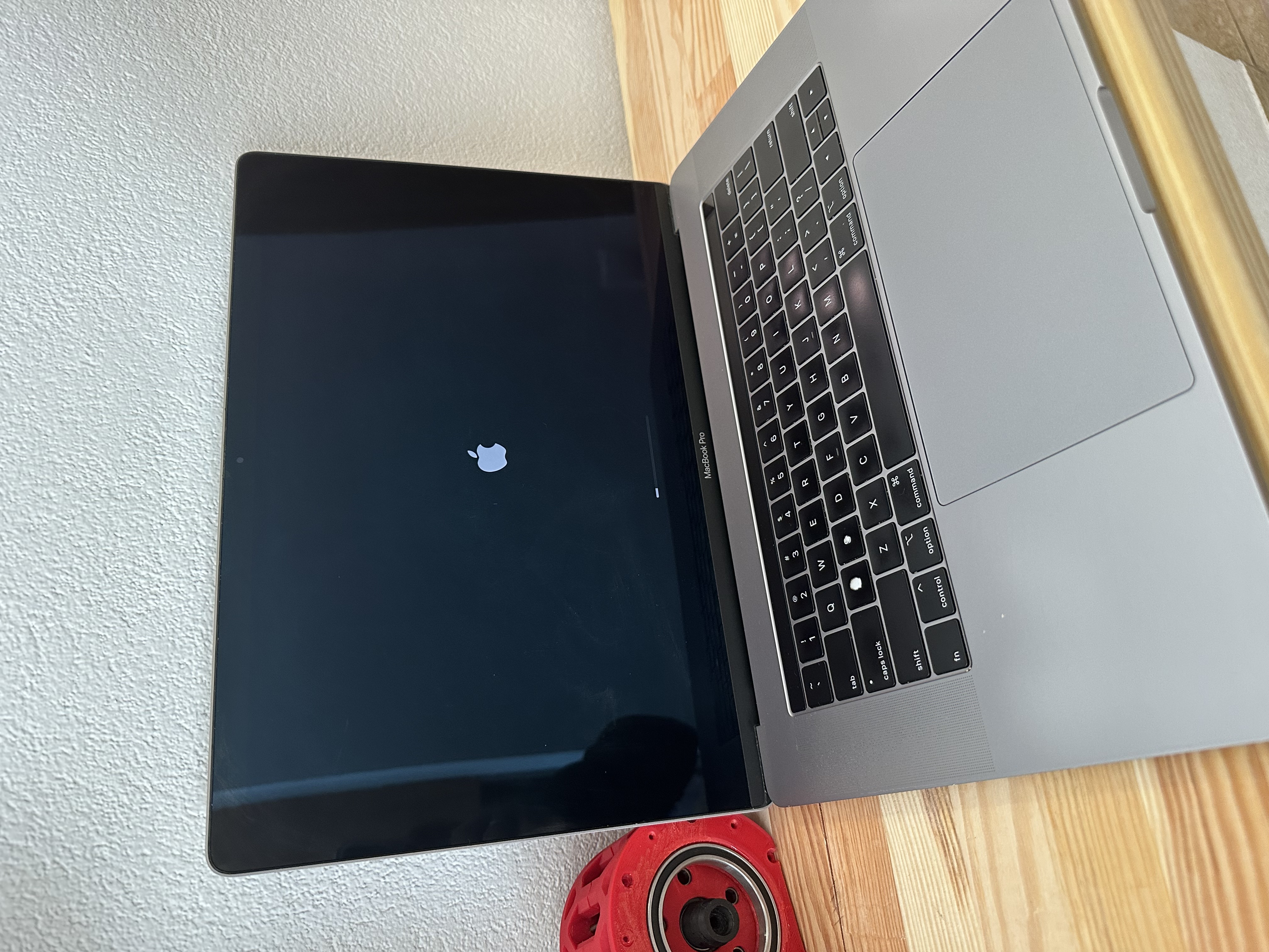 Apple MacBook Pro 15" i7-8850H / 32GB / 512GB (2018) - side